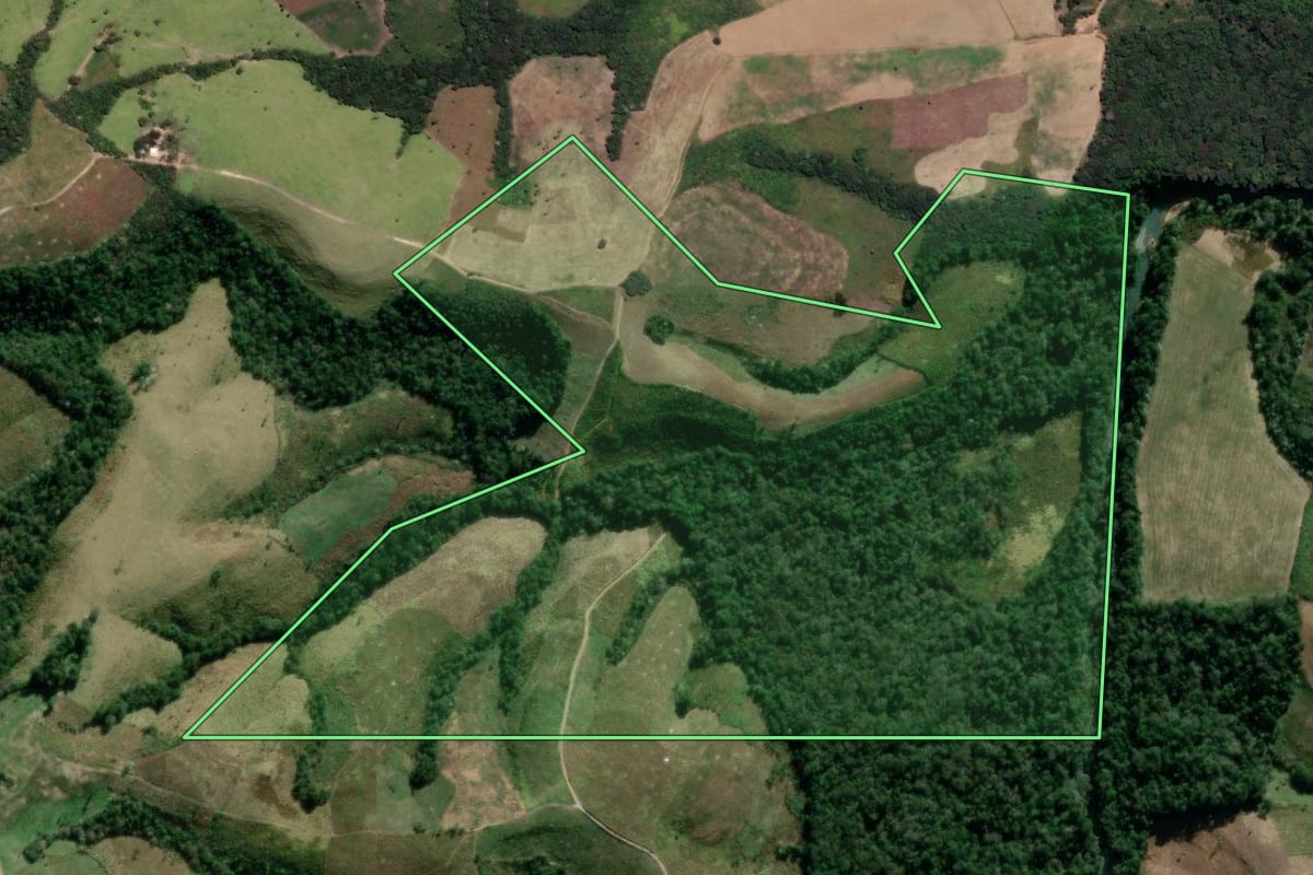 Imagem de satélite do imóvel rural em Prudentópolis (PR), com o contorno declarado no CAR desenhado por cima.