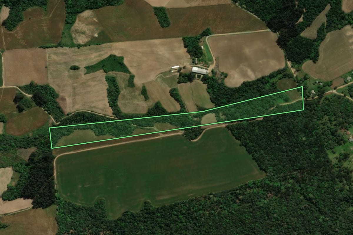 Imagem de satélite do imóvel rural em Prudentópolis (PR), com o contorno declarado no CAR desenhado por cima.