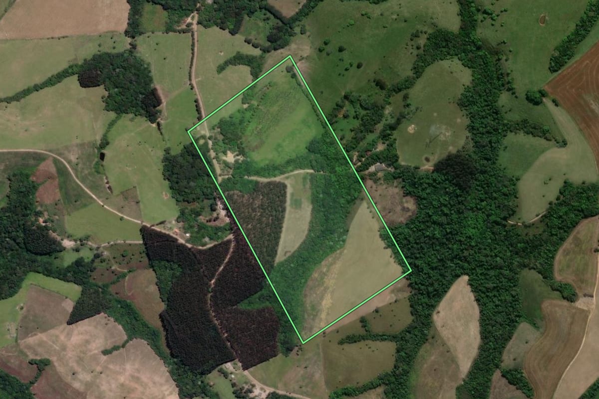 Imagem de satélite do imóvel rural em Prudentópolis (PR), com o contorno declarado no CAR desenhado por cima.