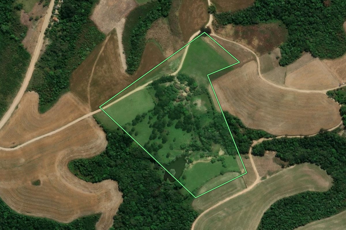 Imagem de satélite do imóvel rural em Prudentópolis (PR), com o contorno declarado no CAR desenhado por cima.