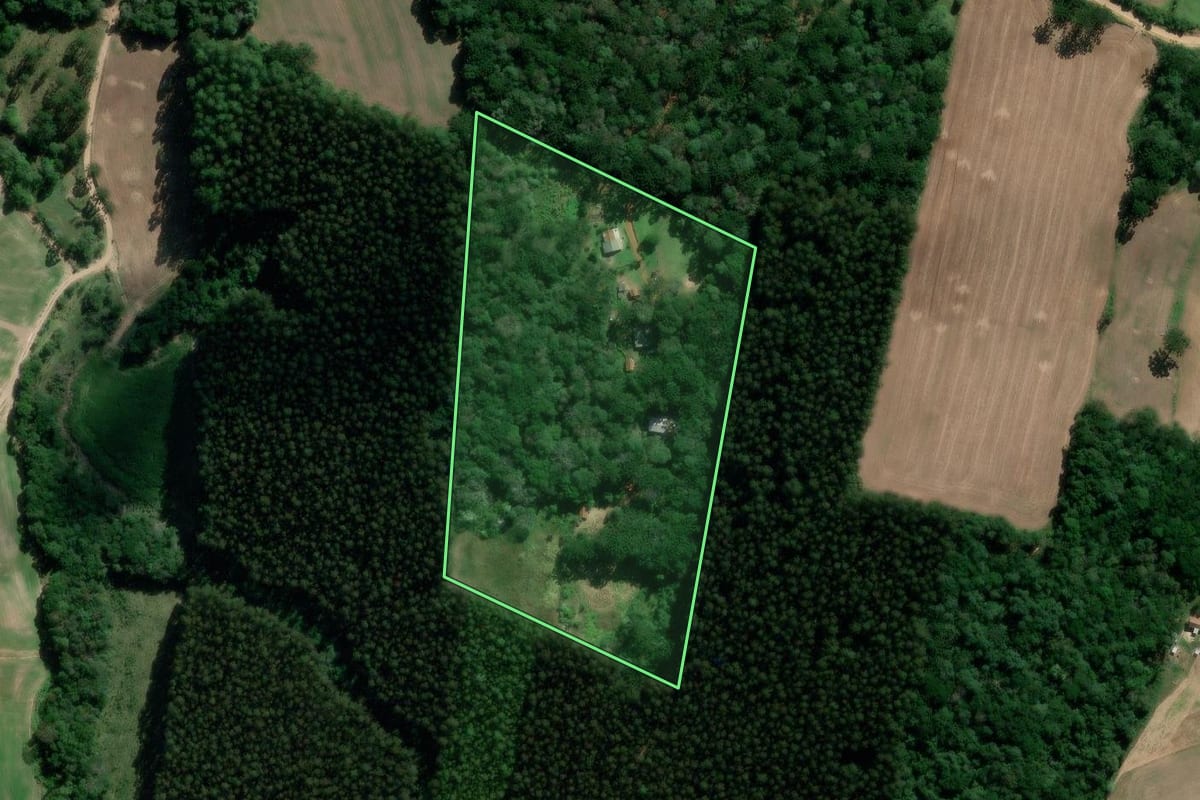 Imagem de satélite do imóvel rural em Prudentópolis (PR), com o contorno declarado no CAR desenhado por cima.