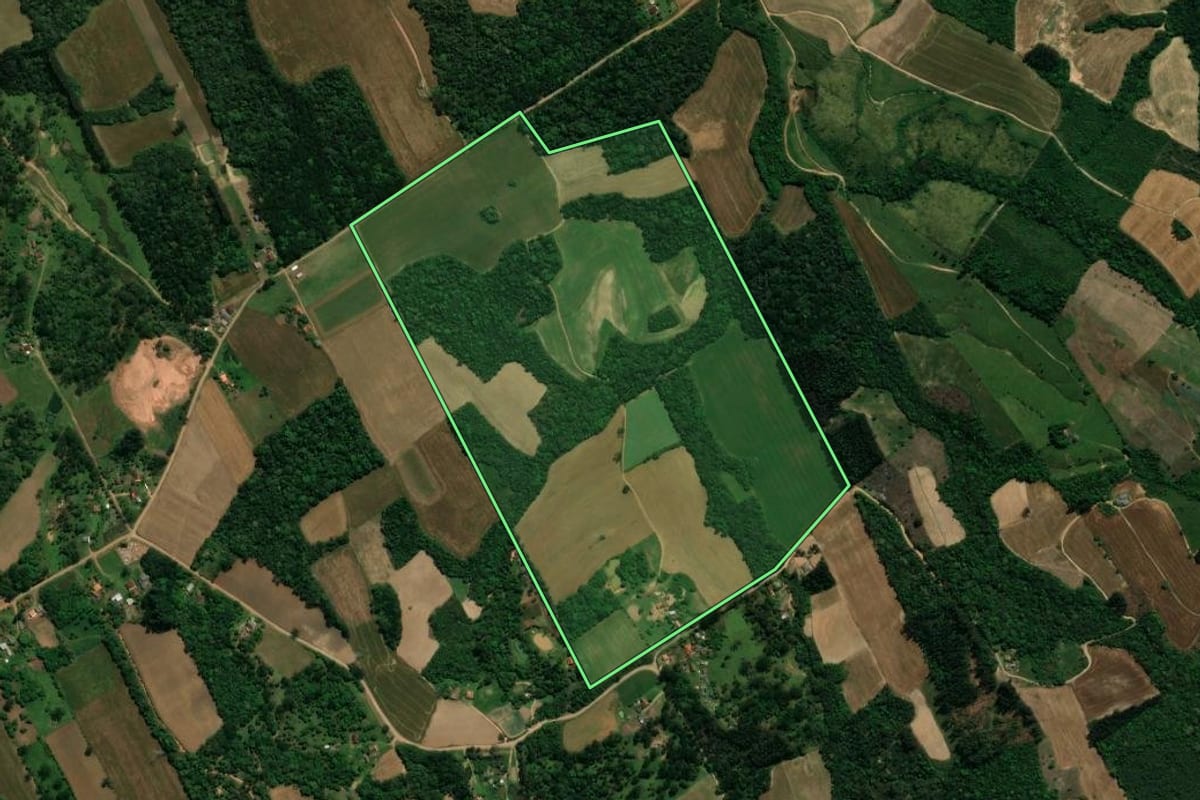 Imagem de satélite do imóvel rural em Prudentópolis (PR), com o contorno declarado no CAR desenhado por cima.