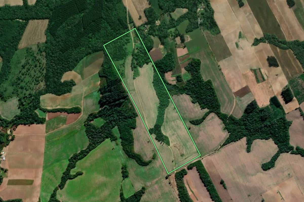 Imagem de satélite do imóvel rural em Prudentópolis (PR), com o contorno declarado no CAR desenhado por cima.
