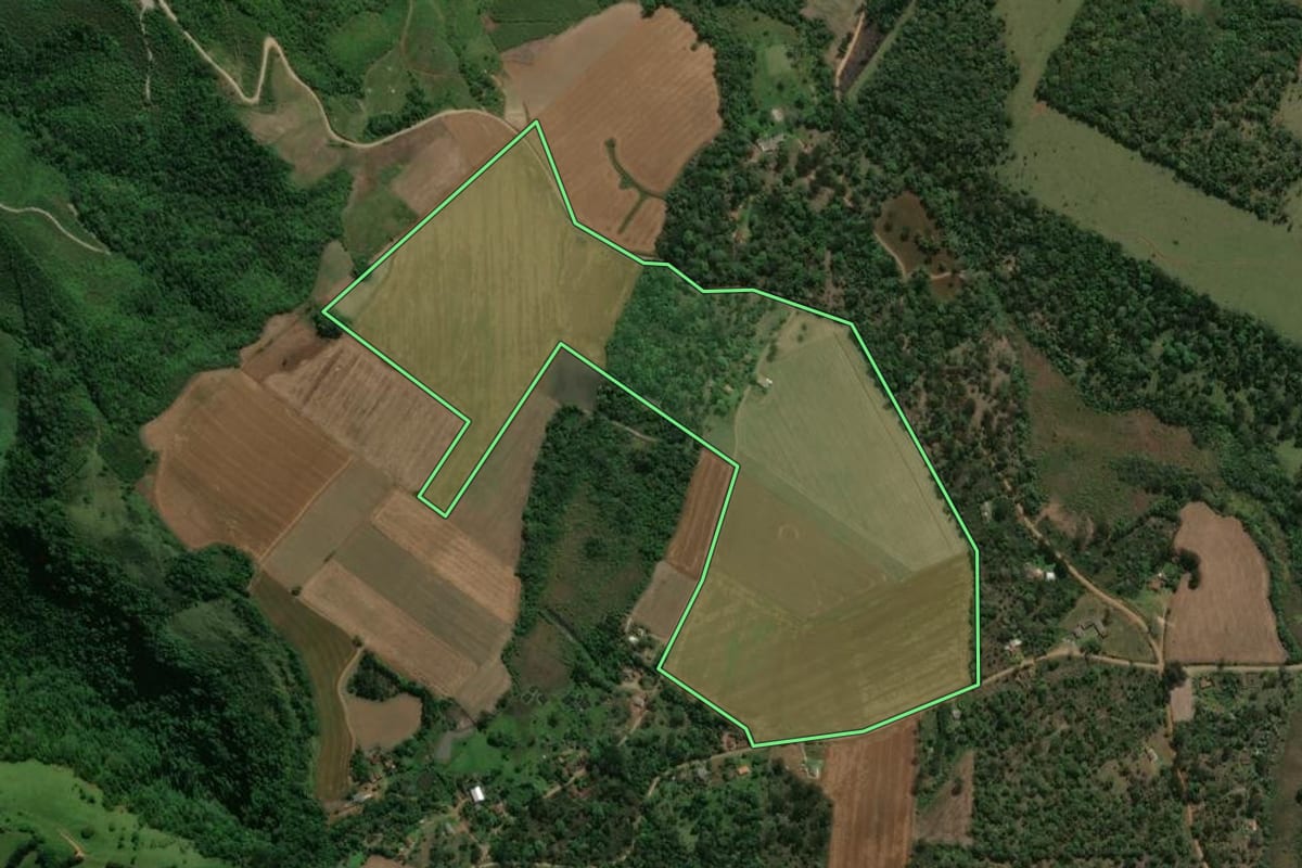 Imagem de satélite do imóvel rural em Prudentópolis (PR), com o contorno declarado no CAR desenhado por cima.