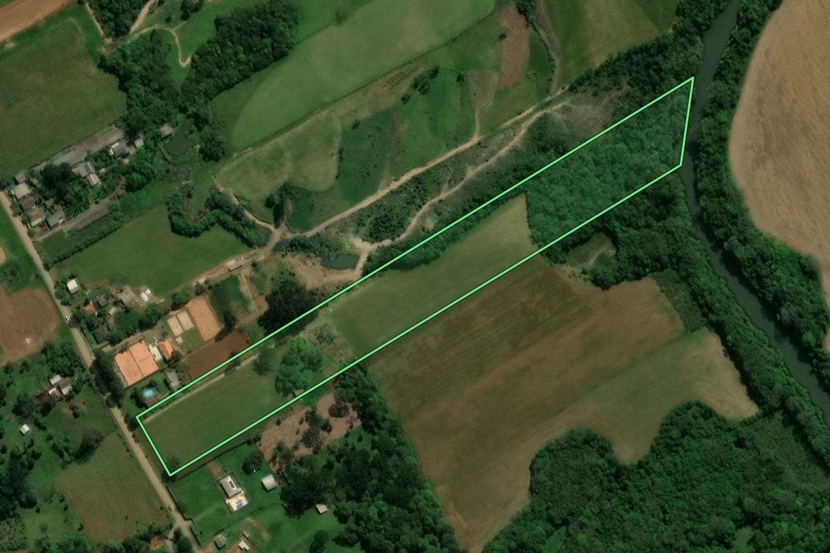 Imagem de satélite do imóvel rural em Prudentópolis (PR), com o contorno declarado no CAR desenhado por cima.