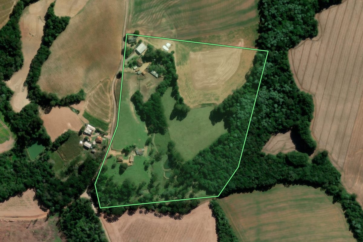 Imagem de satélite do imóvel rural em Prudentópolis (PR), com o contorno declarado no CAR desenhado por cima.