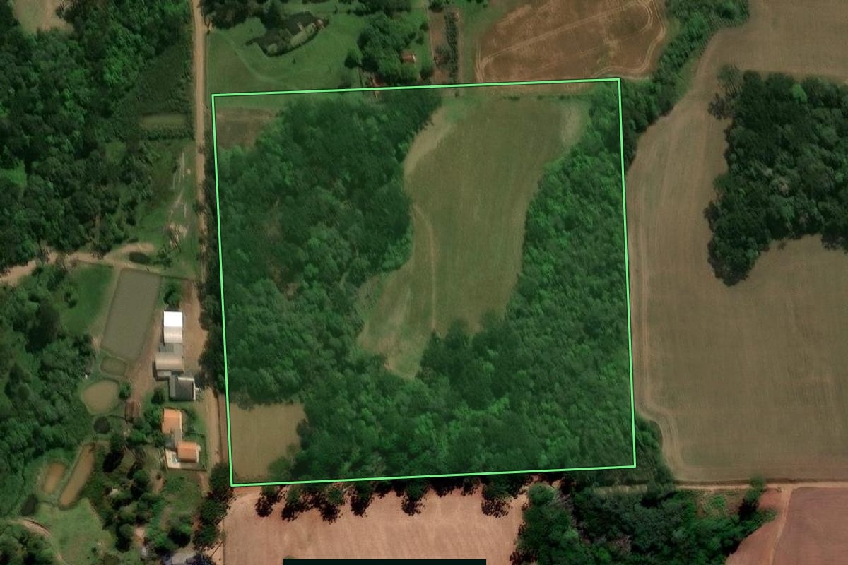 Imagem de satélite do imóvel rural em Prudentópolis (PR), com o contorno declarado no CAR desenhado por cima.