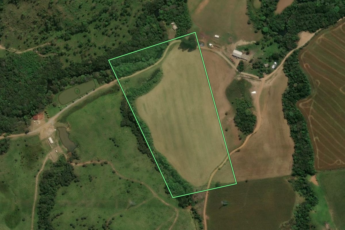 Imagem de satélite do imóvel rural em Prudentópolis (PR), com o contorno declarado no CAR desenhado por cima.
