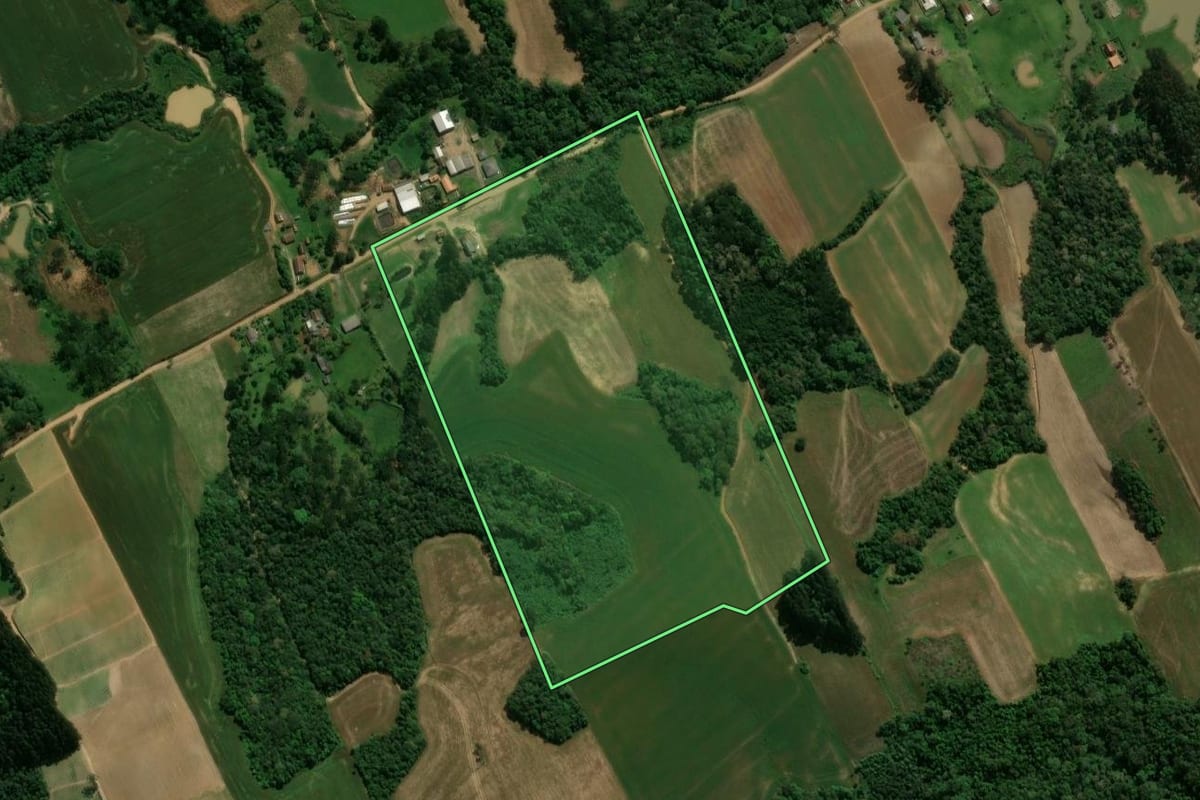 Imagem de satélite do imóvel rural em Prudentópolis (PR), com o contorno declarado no CAR desenhado por cima.