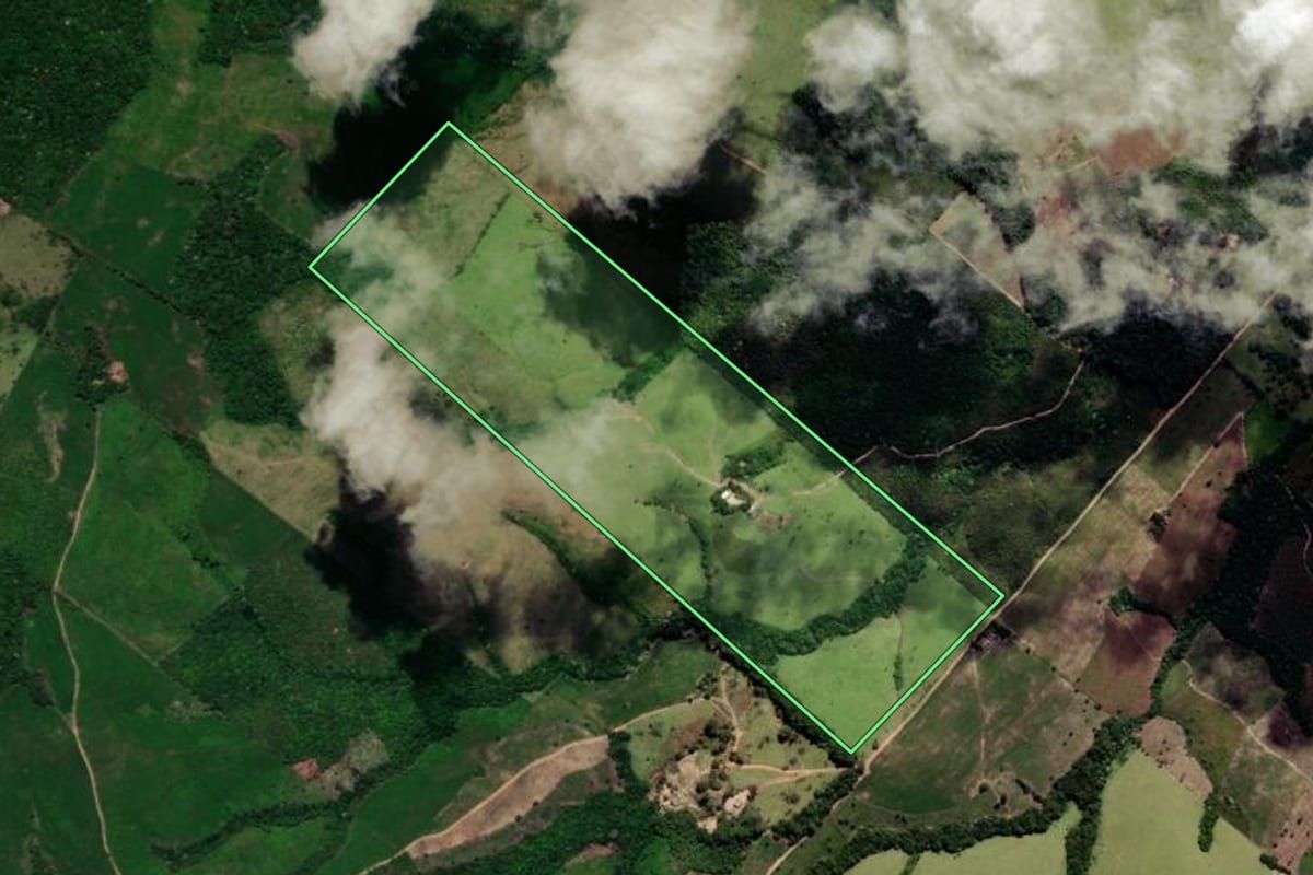 Imagem de satélite do imóvel rural em Prudentópolis (PR), com o contorno declarado no CAR desenhado por cima.