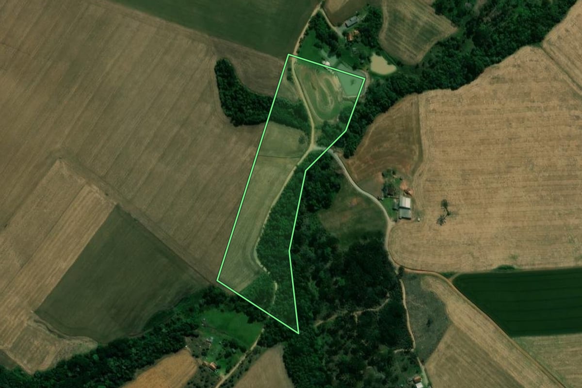 Imagem de satélite do imóvel rural em Prudentópolis (PR), com o contorno declarado no CAR desenhado por cima.