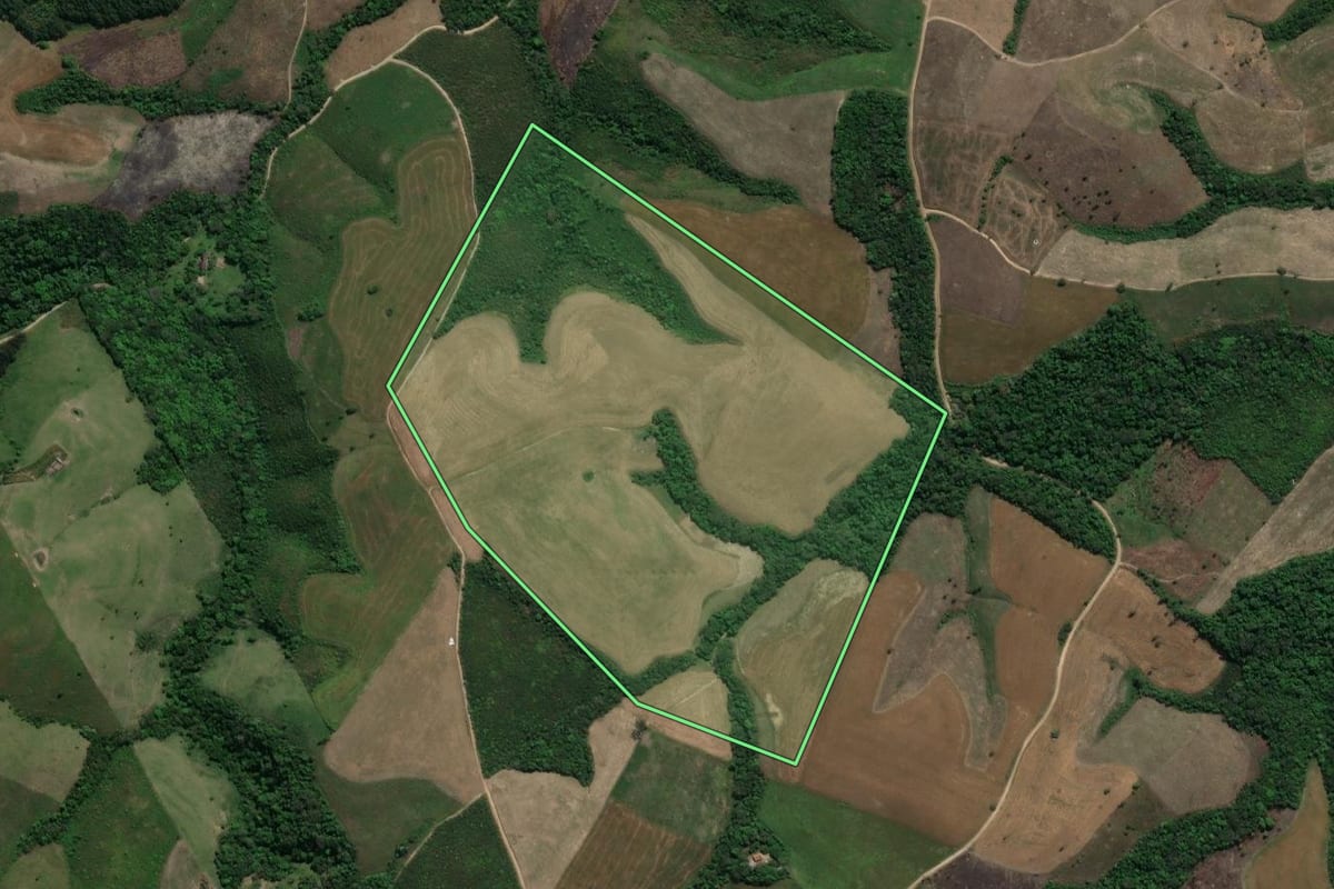 Imagem de satélite do imóvel rural em Prudentópolis (PR), com o contorno declarado no CAR desenhado por cima.