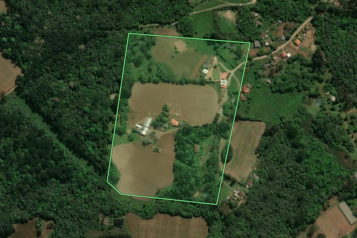 Imagem de satélite do imóvel rural em Prudentópolis (PR), com o contorno declarado no CAR desenhado por cima.
