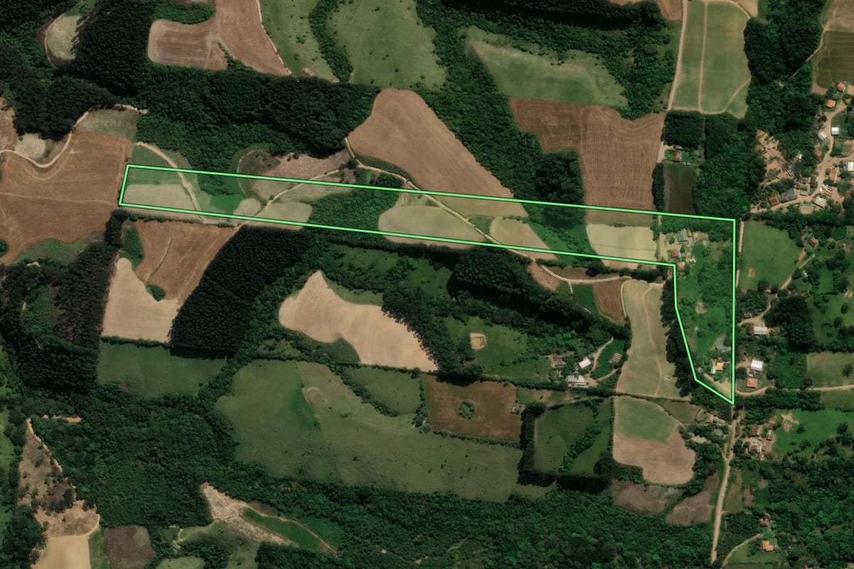 Imagem de satélite do imóvel rural em Prudentópolis (PR), com o contorno declarado no CAR desenhado por cima.