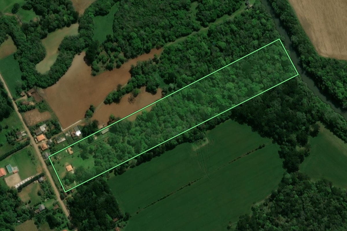 Imagem de satélite do imóvel rural em Prudentópolis (PR), com o contorno declarado no CAR desenhado por cima.