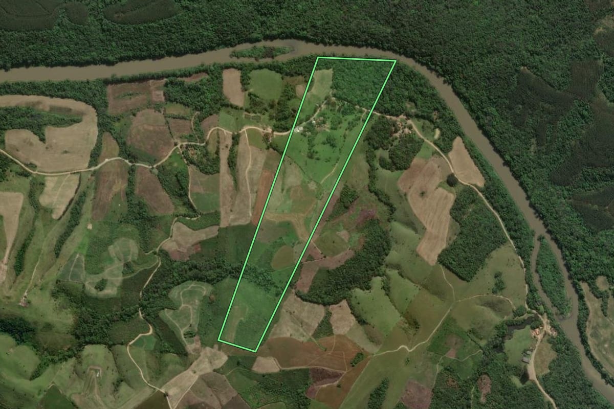 Imagem de satélite do imóvel rural em Prudentópolis (PR), com o contorno declarado no CAR desenhado por cima.