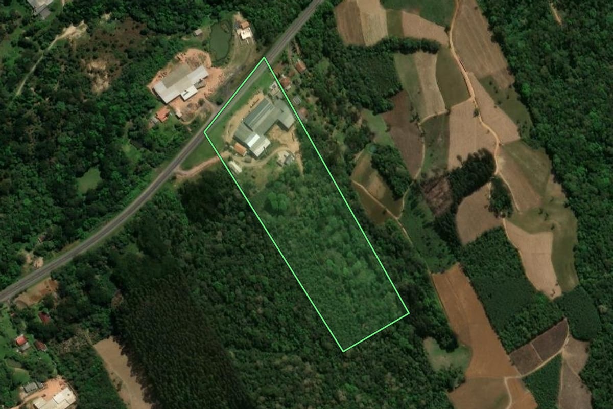 Imagem de satélite do imóvel rural em Prudentópolis (PR), com o contorno declarado no CAR desenhado por cima.