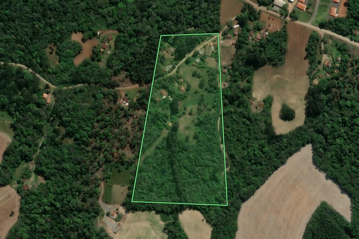 Imagem de satélite do imóvel rural em Prudentópolis (PR), com o contorno declarado no CAR desenhado por cima.