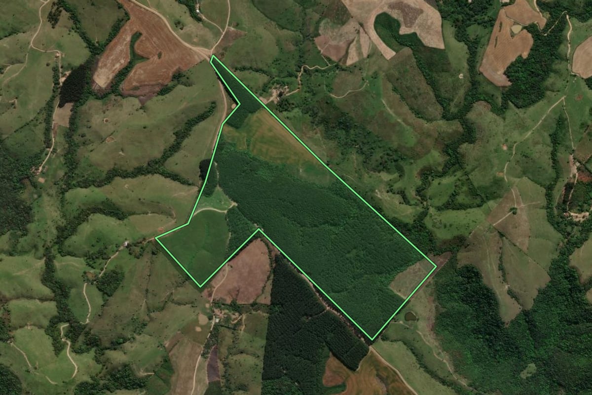 Imagem de satélite do imóvel rural em Prudentópolis (PR), com o contorno declarado no CAR desenhado por cima.