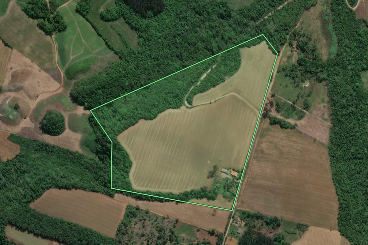Imagem de satélite do imóvel rural em Prudentópolis (PR), com o contorno declarado no CAR desenhado por cima.