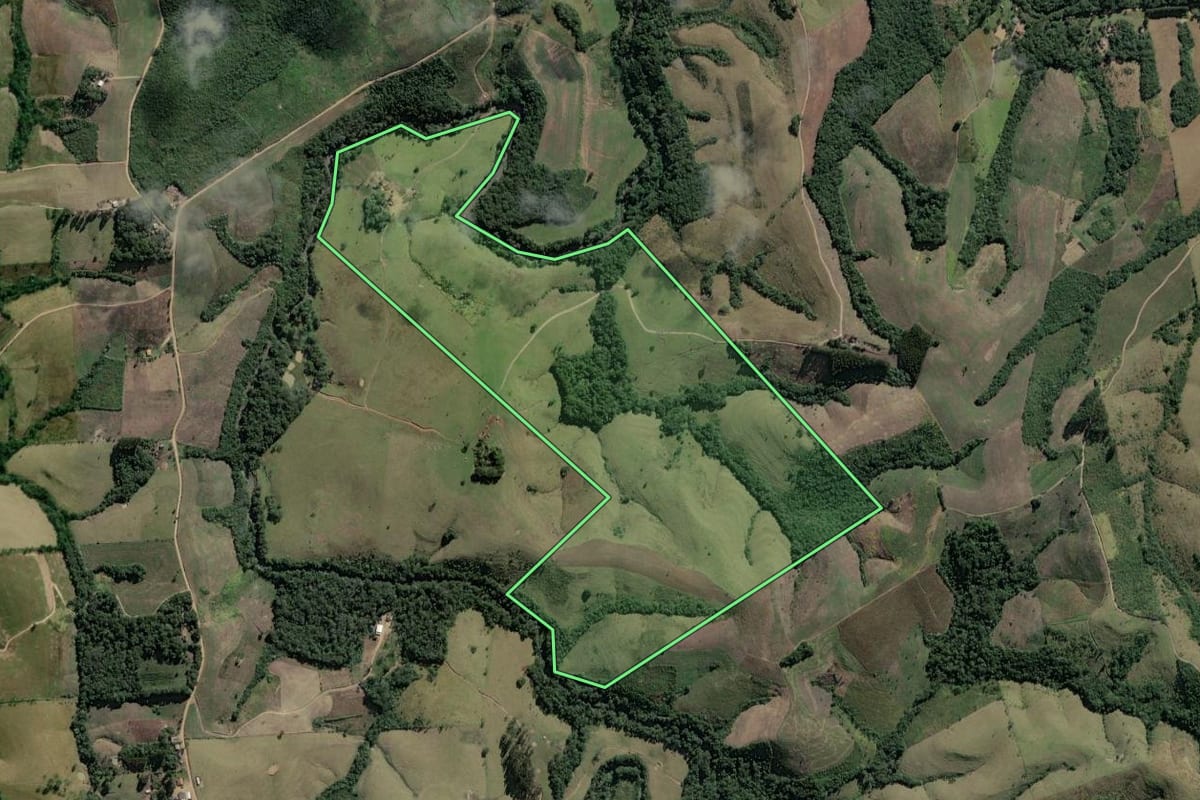 Imagem de satélite do imóvel rural em Prudentópolis (PR), com o contorno declarado no CAR desenhado por cima.