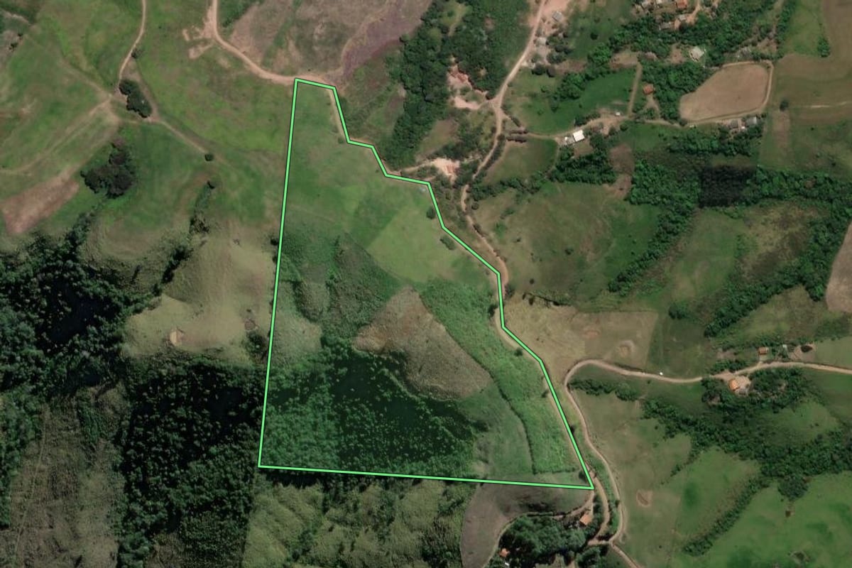 Imagem de satélite do imóvel rural em Prudentópolis (PR), com o contorno declarado no CAR desenhado por cima.