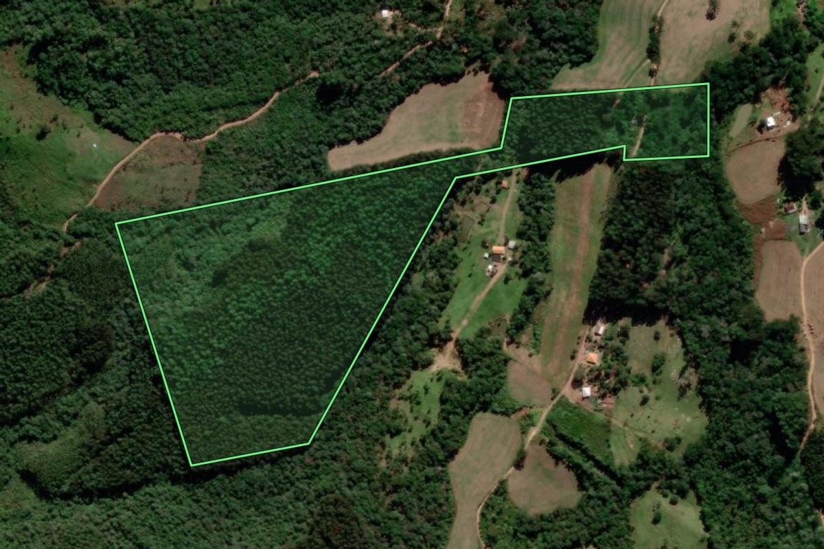 Imagem de satélite do imóvel rural em Prudentópolis (PR), com o contorno declarado no CAR desenhado por cima.