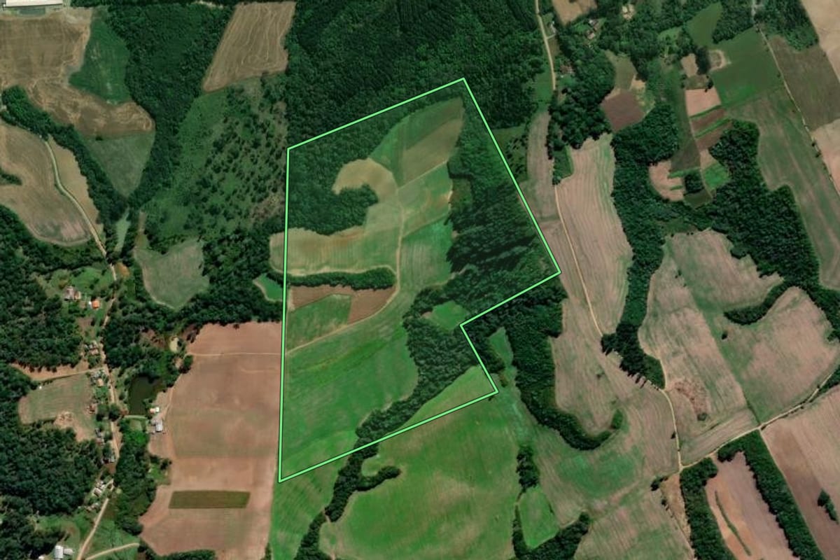 Imagem de satélite do imóvel rural em Prudentópolis (PR), com o contorno declarado no CAR desenhado por cima.