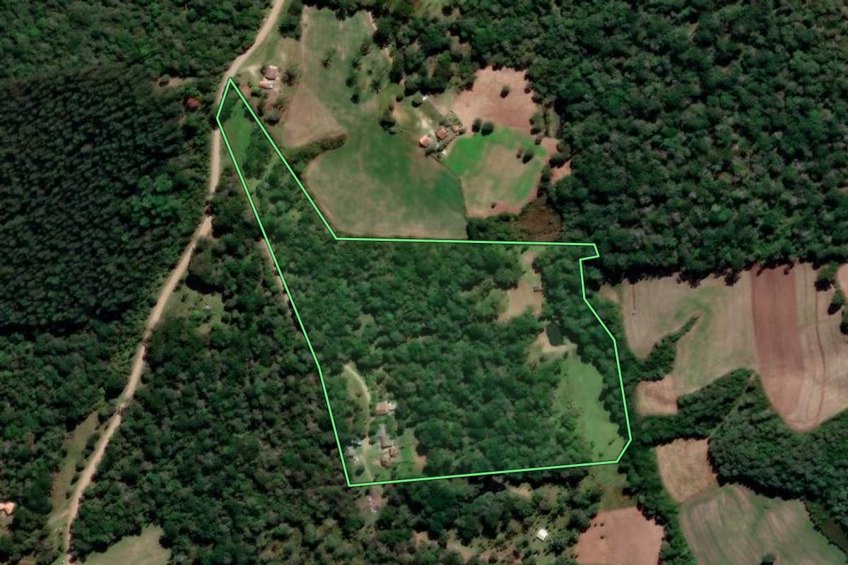 Imagem de satélite do imóvel rural em Prudentópolis (PR), com o contorno declarado no CAR desenhado por cima.