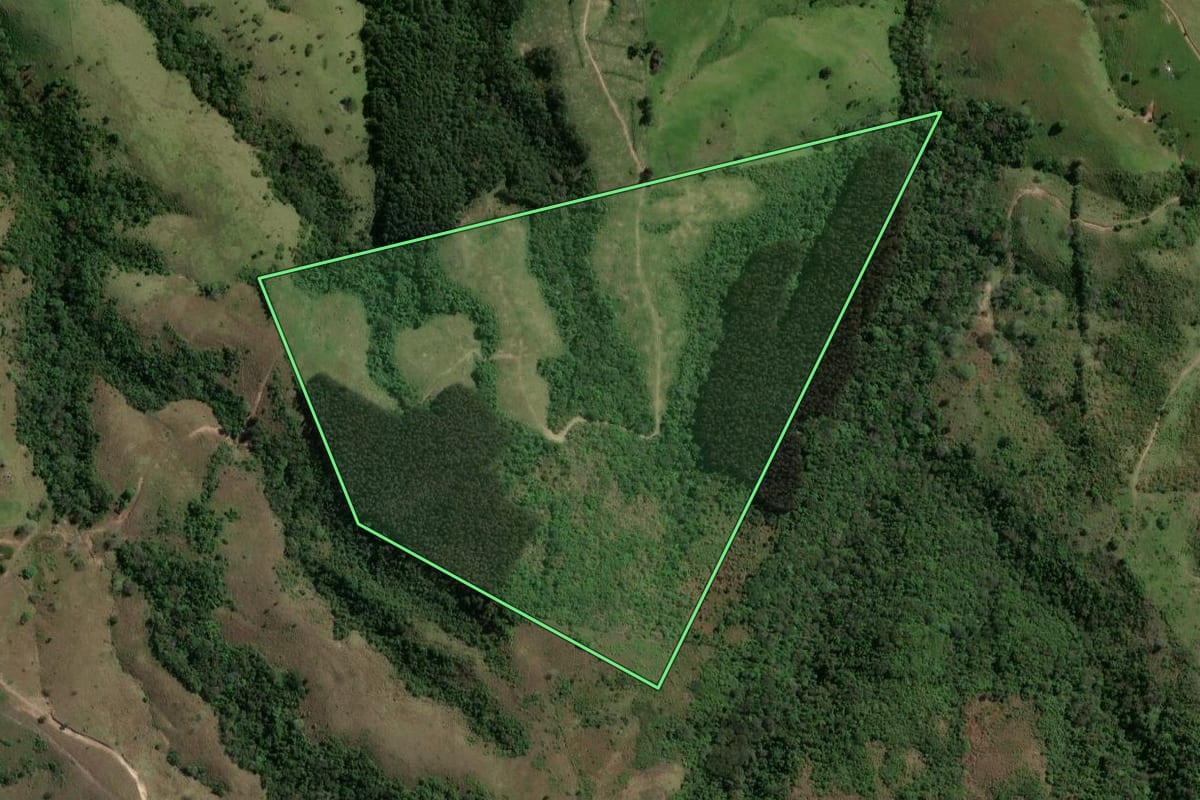 Imagem de satélite do imóvel rural em Prudentópolis (PR), com o contorno declarado no CAR desenhado por cima.