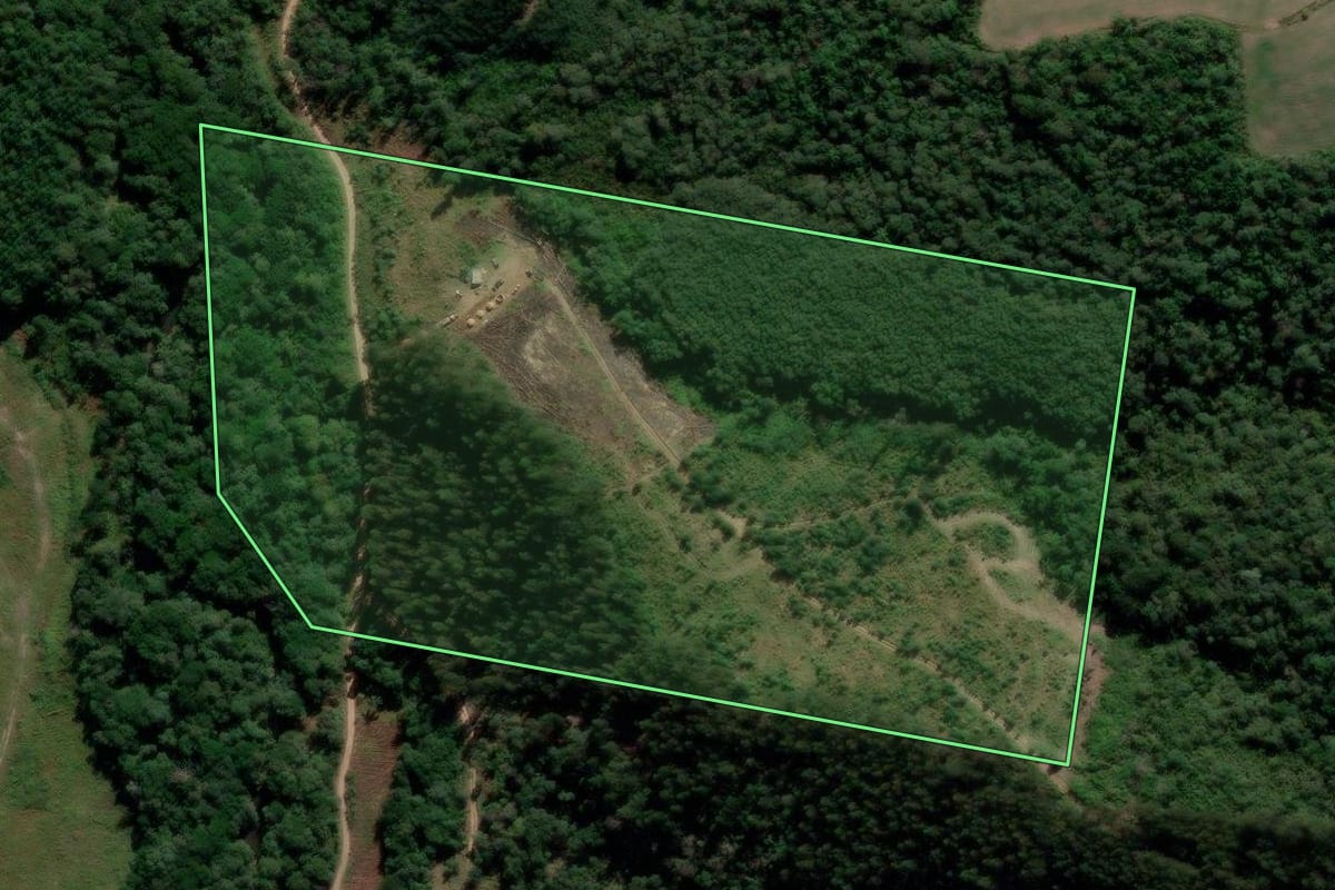 Imagem de satélite do imóvel rural em Prudentópolis (PR), com o contorno declarado no CAR desenhado por cima.