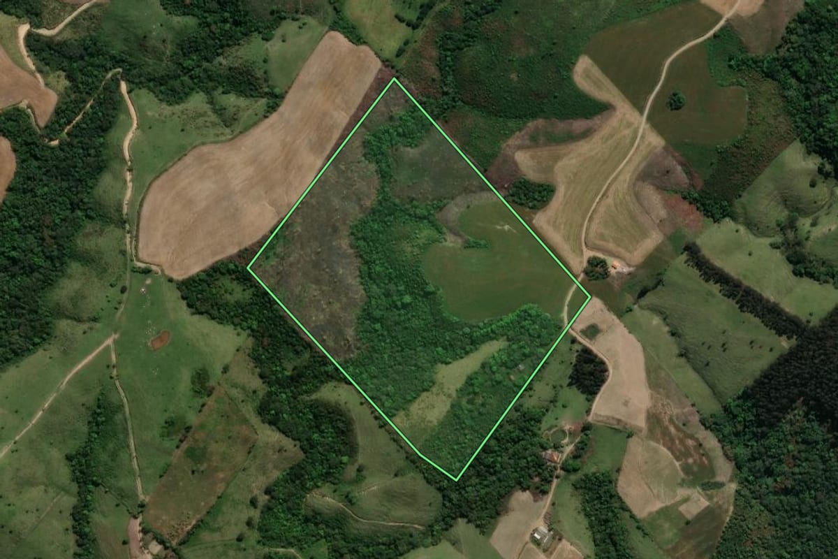 Imagem de satélite do imóvel rural em Prudentópolis (PR), com o contorno declarado no CAR desenhado por cima.