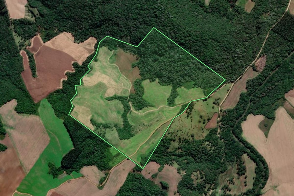 Imagem de satélite do imóvel rural em Prudentópolis (PR), com o contorno declarado no CAR desenhado por cima.