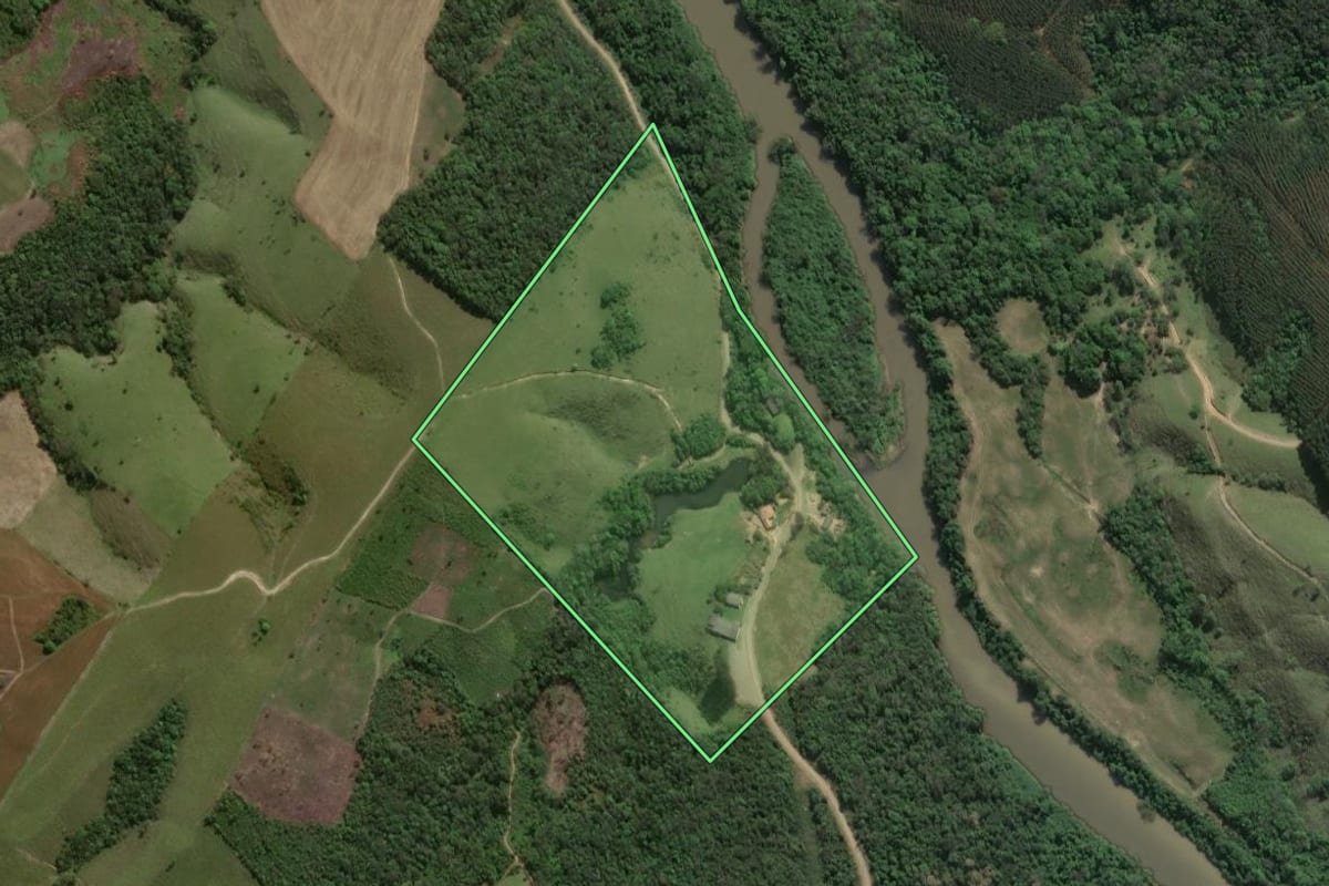 Imagem de satélite do imóvel rural em Prudentópolis (PR), com o contorno declarado no CAR desenhado por cima.