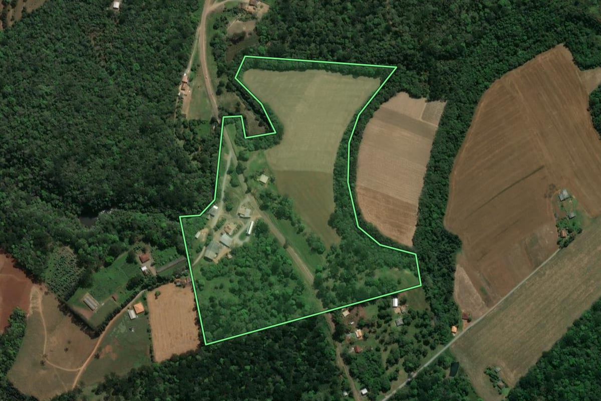Imagem de satélite do imóvel rural em Prudentópolis (PR), com o contorno declarado no CAR desenhado por cima.