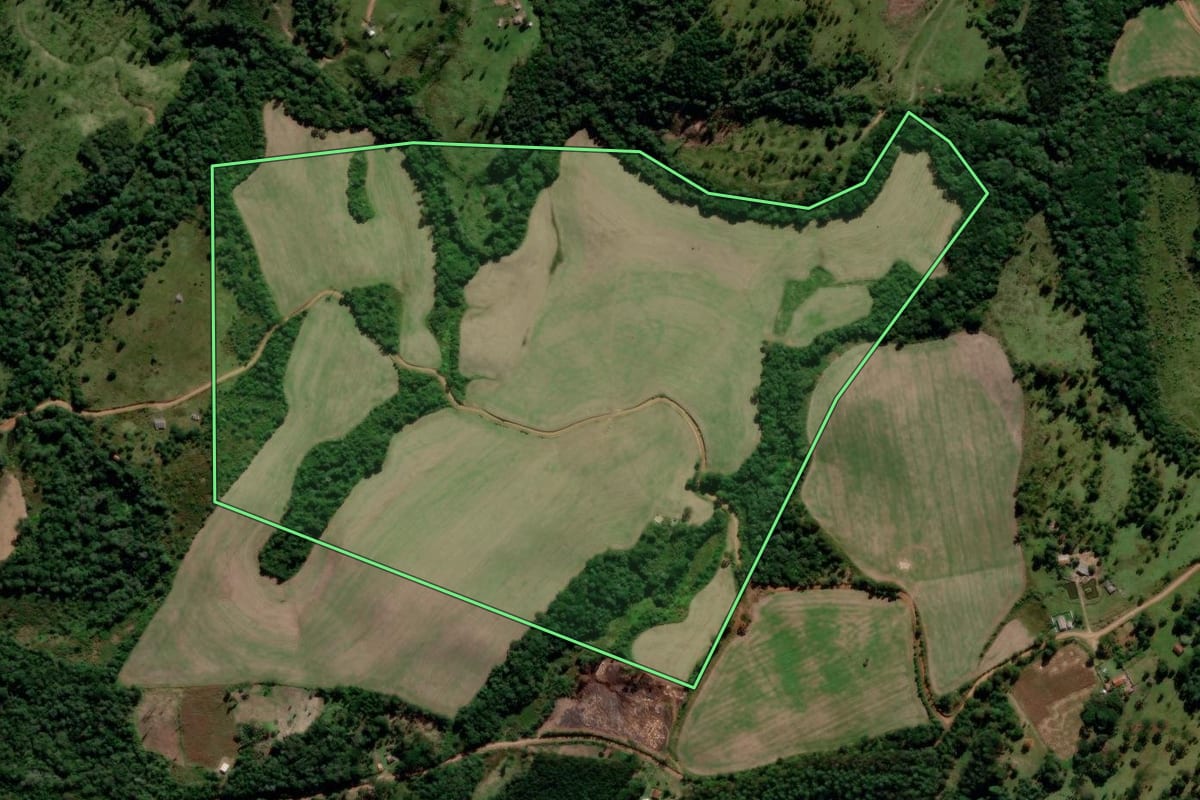 Imagem de satélite do imóvel rural em Prudentópolis (PR), com o contorno declarado no CAR desenhado por cima.