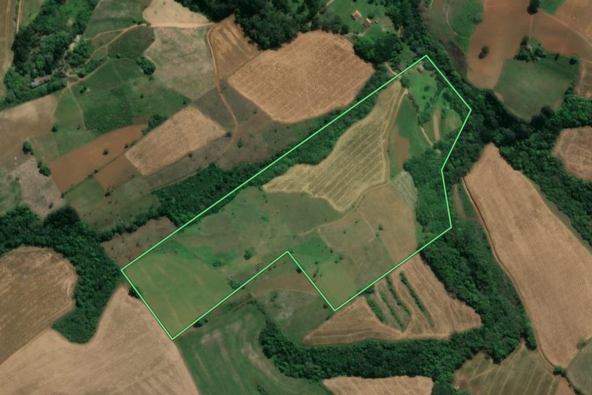 Imagem de satélite do imóvel rural em Prudentópolis (PR), com o contorno declarado no CAR desenhado por cima.
