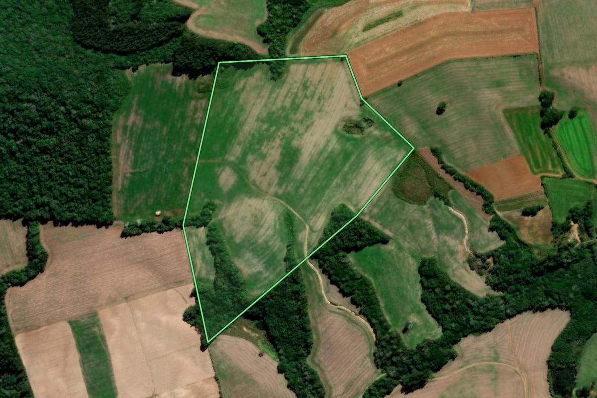 Imagem de satélite do imóvel rural em Prudentópolis (PR), com o contorno declarado no CAR desenhado por cima.
