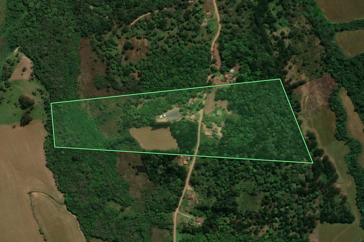 Imagem de satélite do imóvel rural em Prudentópolis (PR), com o contorno declarado no CAR desenhado por cima.