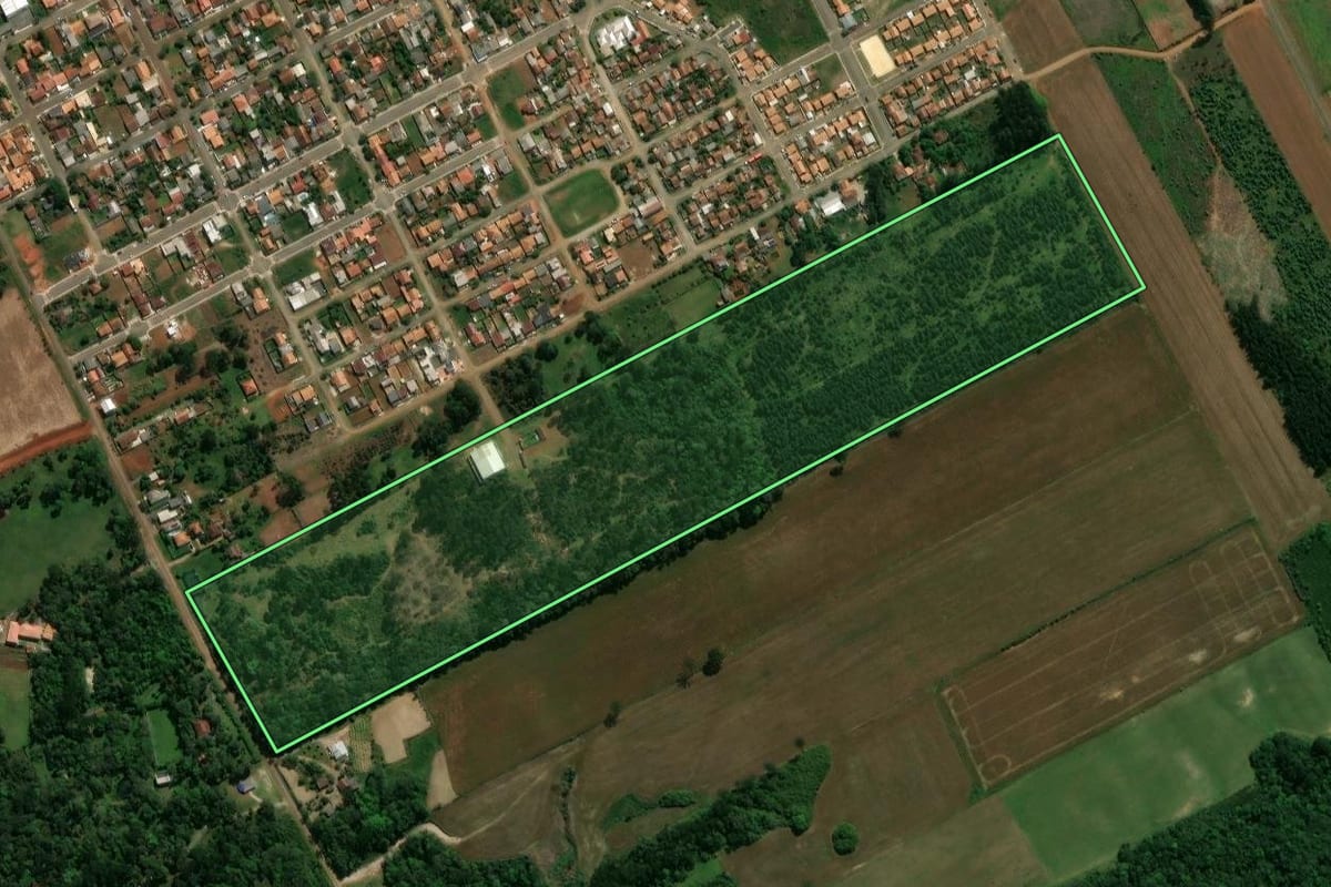 Imagem de satélite do imóvel rural em Prudentópolis (PR), com o contorno declarado no CAR desenhado por cima.