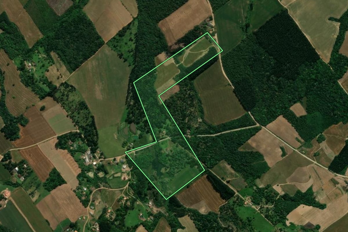 Imagem de satélite do imóvel rural em Prudentópolis (PR), com o contorno declarado no CAR desenhado por cima.