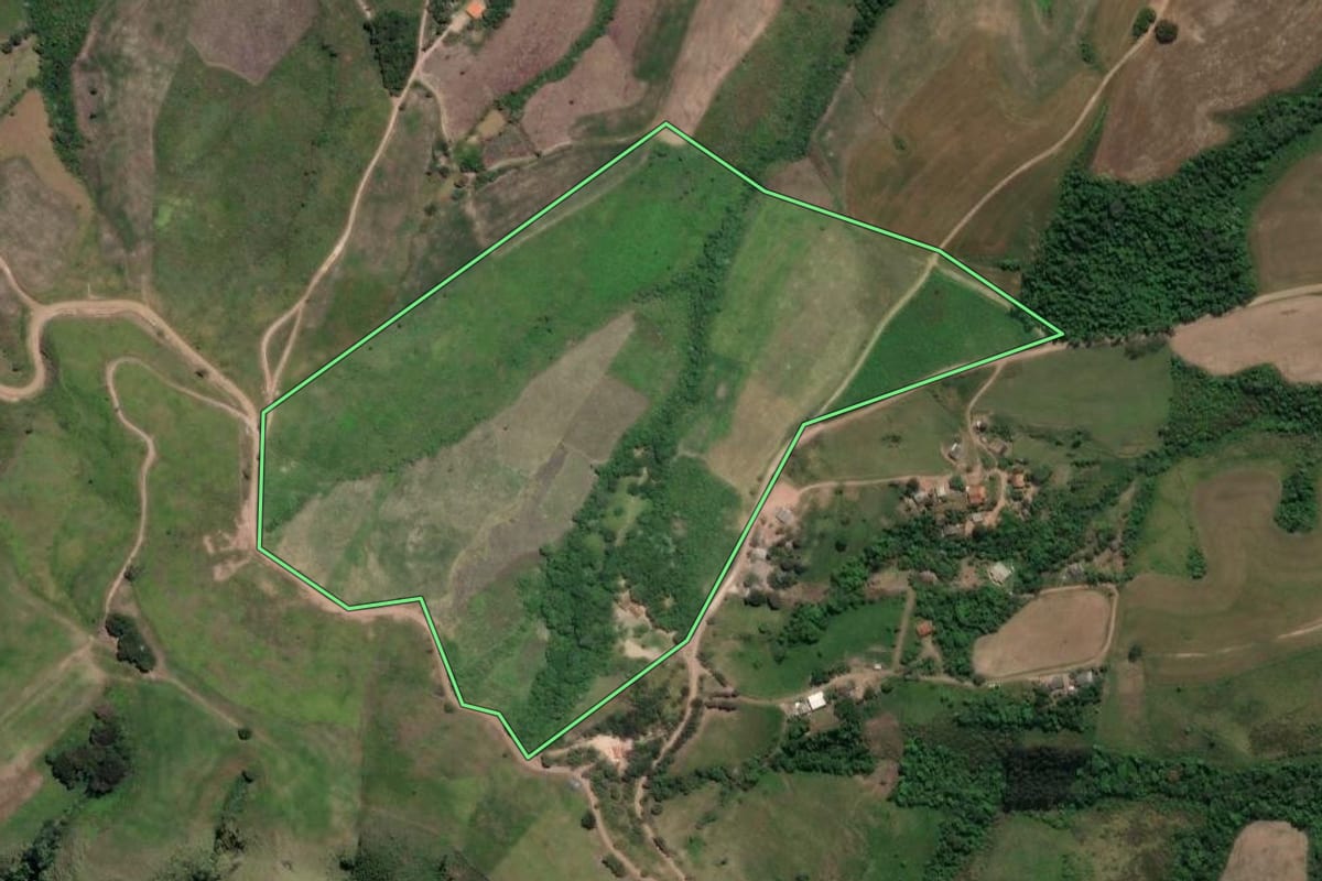 Imagem de satélite do imóvel rural em Prudentópolis (PR), com o contorno declarado no CAR desenhado por cima.
