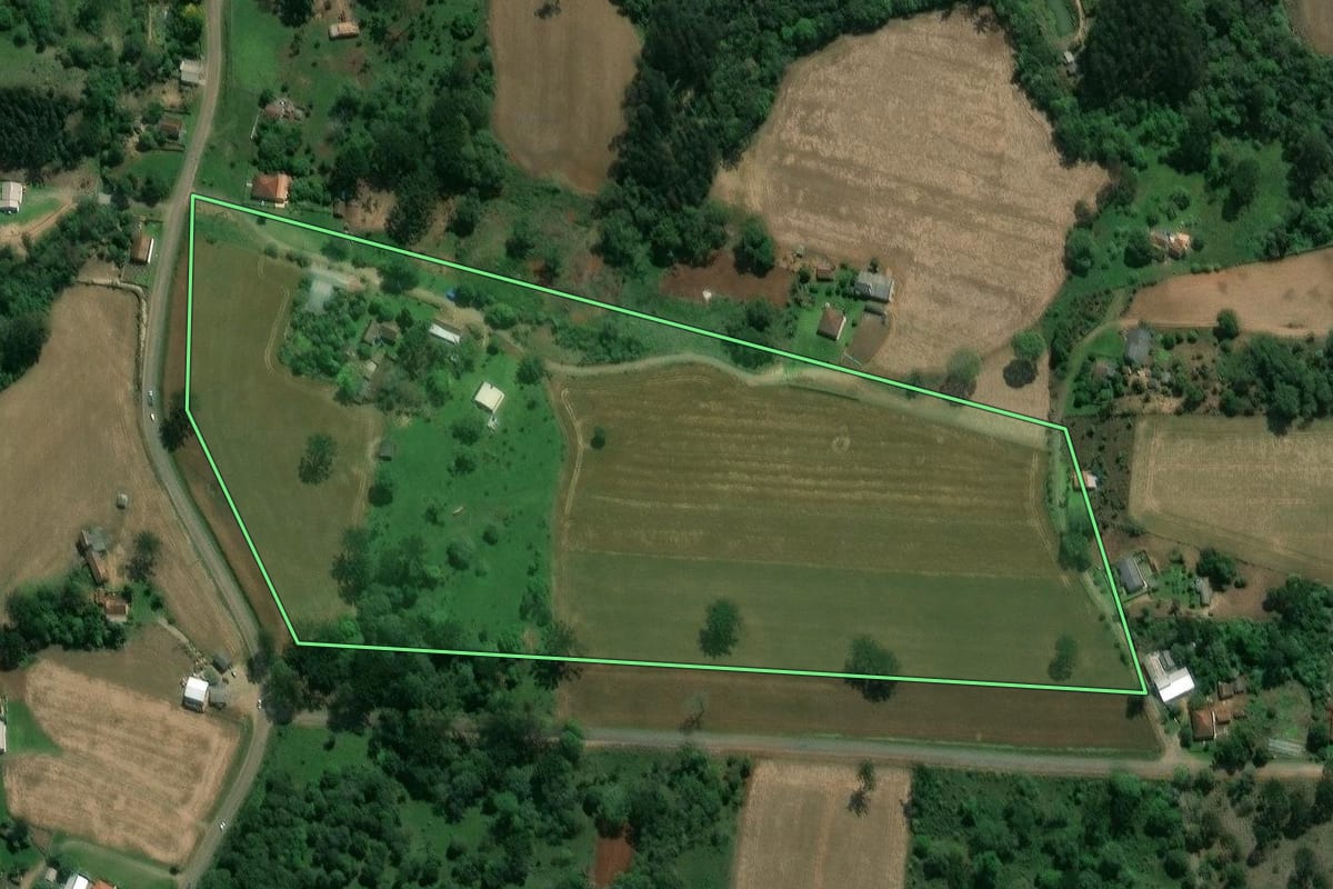 Imagem de satélite do imóvel rural em Prudentópolis (PR), com o contorno declarado no CAR desenhado por cima.