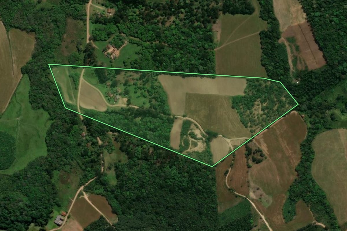 Imagem de satélite do imóvel rural em Prudentópolis (PR), com o contorno declarado no CAR desenhado por cima.
