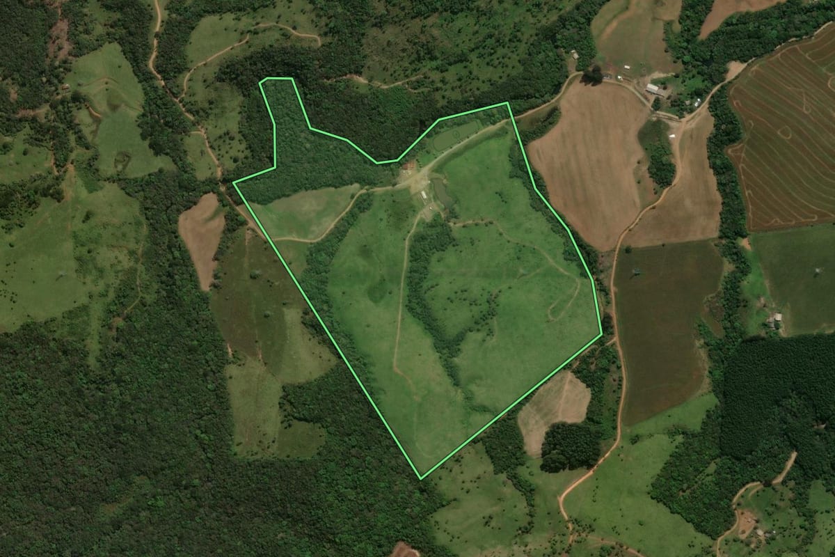 Imagem de satélite do imóvel rural em Prudentópolis (PR), com o contorno declarado no CAR desenhado por cima.
