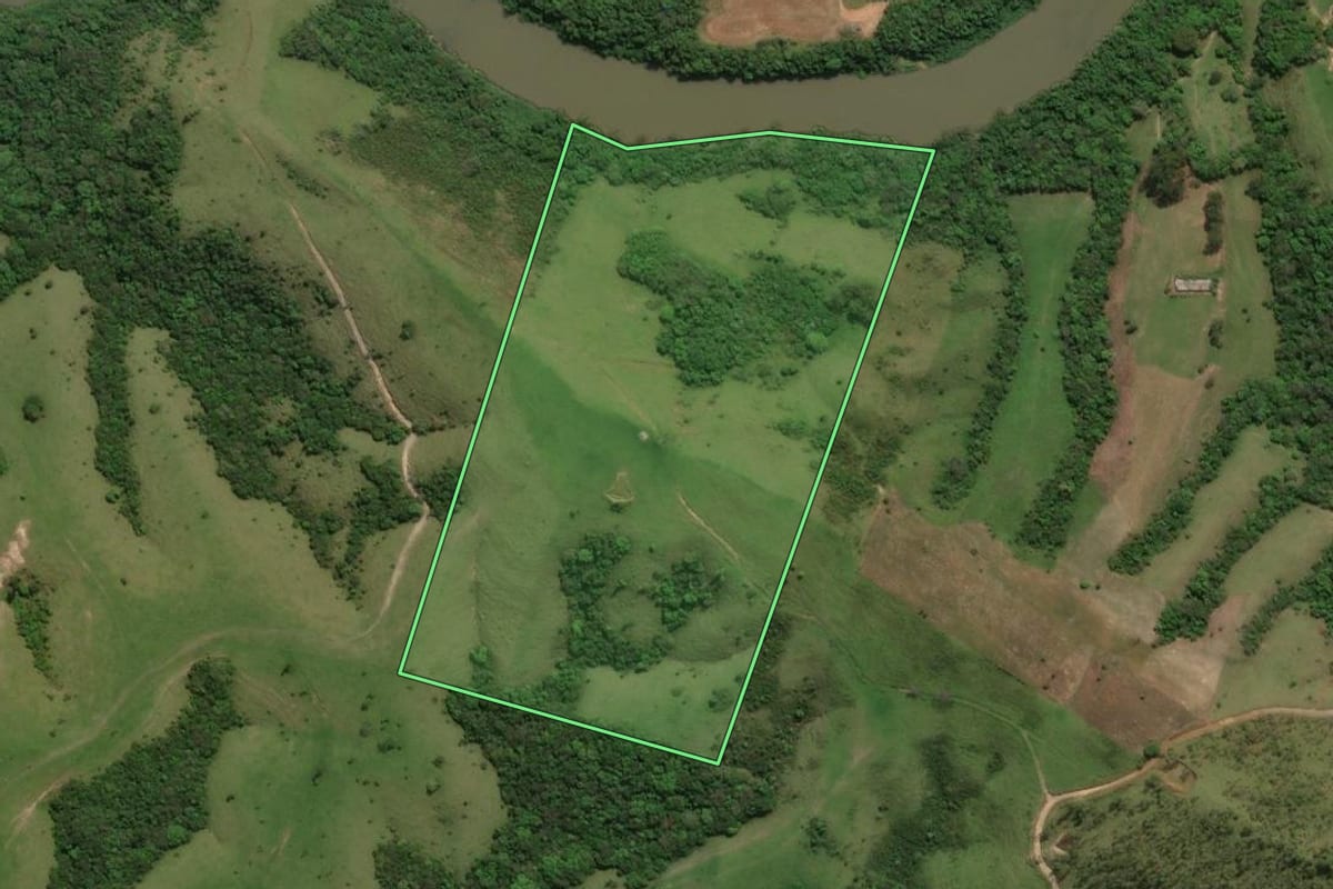 Imagem de satélite do imóvel rural em Prudentópolis (PR), com o contorno declarado no CAR desenhado por cima.