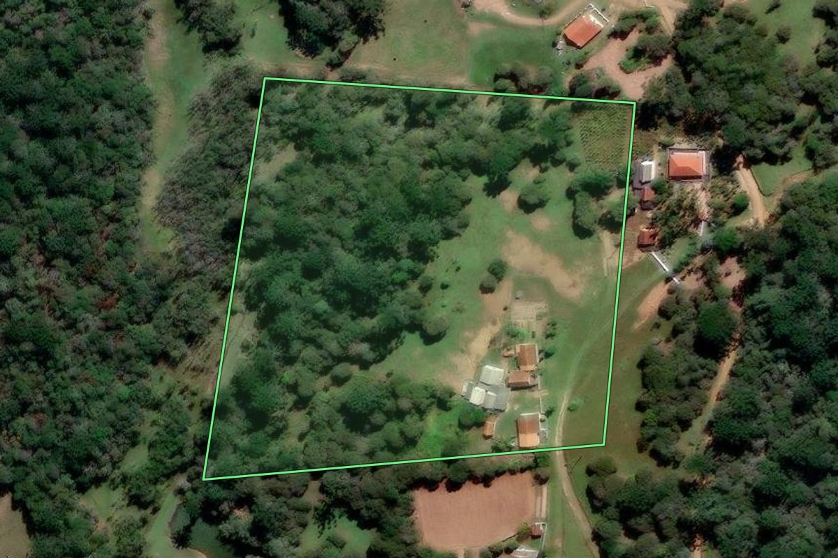 Imagem de satélite do imóvel rural em Prudentópolis (PR), com o contorno declarado no CAR desenhado por cima.