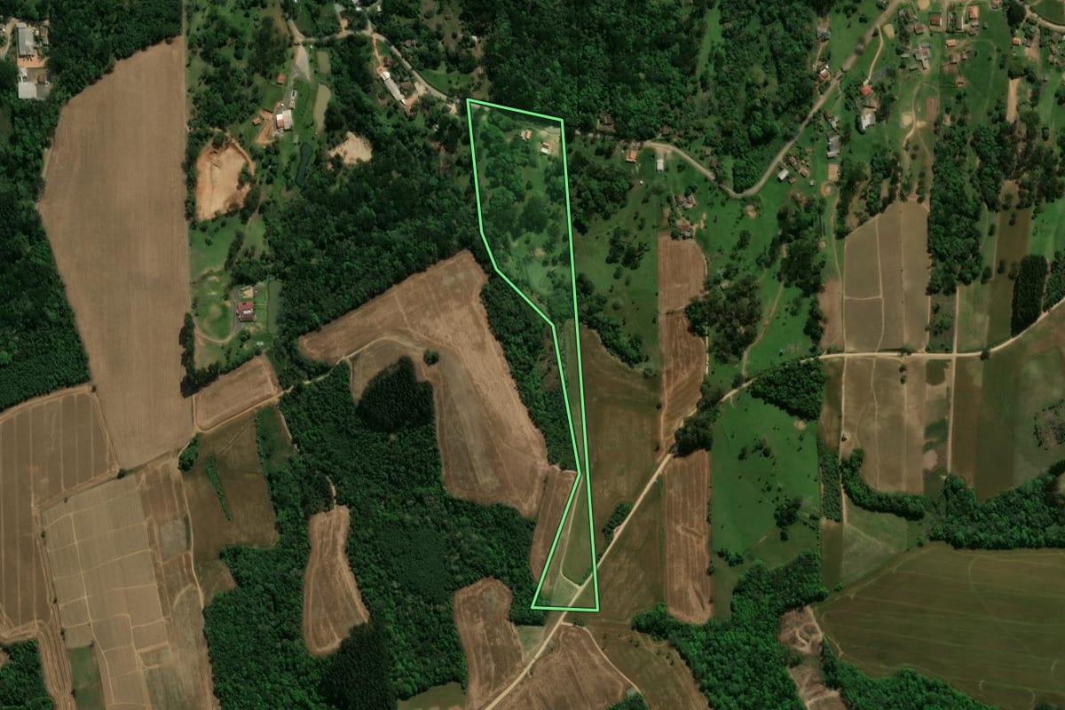 Imagem de satélite do imóvel rural em Prudentópolis (PR), com o contorno declarado no CAR desenhado por cima.