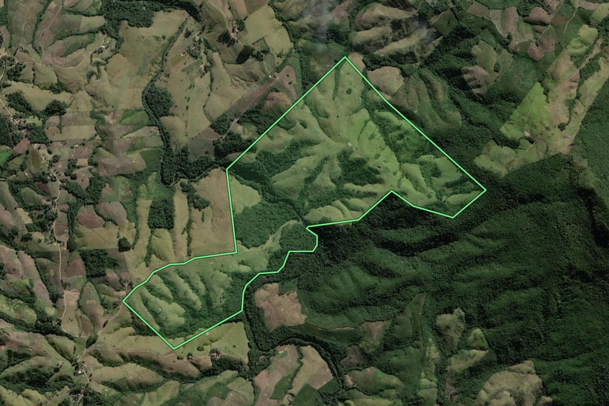 Imagem de satélite do imóvel rural em Prudentópolis (PR), com o contorno declarado no CAR desenhado por cima.
