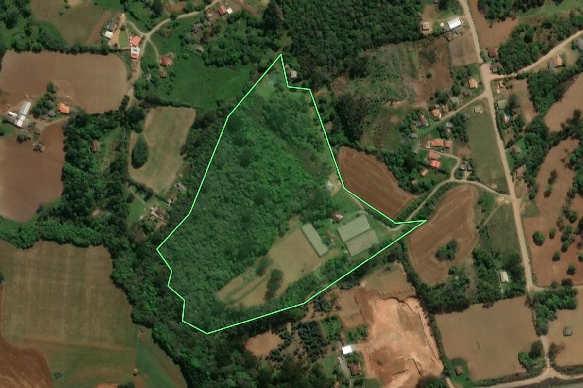 Imagem de satélite do imóvel rural em Prudentópolis (PR), com o contorno declarado no CAR desenhado por cima.